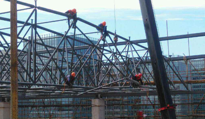 沧州论网架装配施工中搭设脚手架应当留神的事故